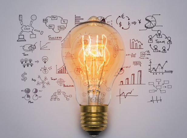 Por que criatividade e inspiração são essenciais para o processo criativo no design?